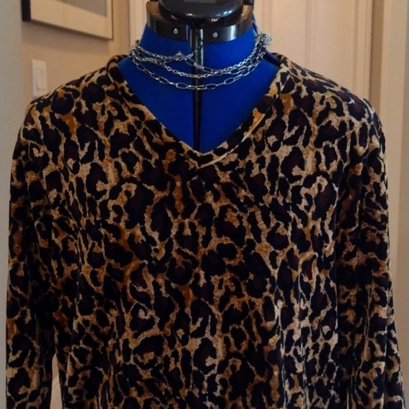 🆕 LIZ CLAIBORN SPORT Cotton to Mimic STRETCH VELVET Leopard Print V-Neck Top!! - Picture 2 of 5